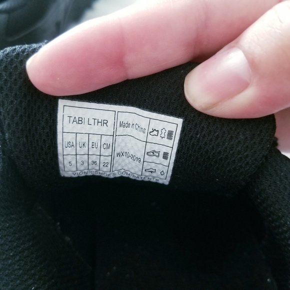 Vionic Tabi walker black leather sneaker size 5 - Picture 3 of 10